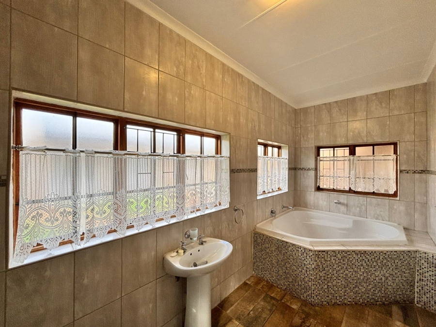 6 Bedroom Property for Sale in Flamwood North West